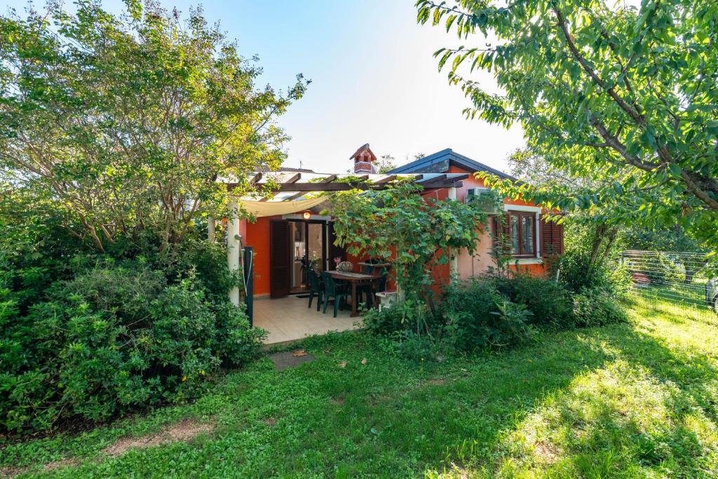 een klein huis met een patio en een tuin bij Holiday house with a parking space Babici, Umag - 13795 in Umag