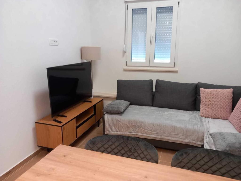 Μια τηλεόραση ή/και κέντρο ψυχαγωγίας στο Two Bedroom Apartment with Terrace A1 ST