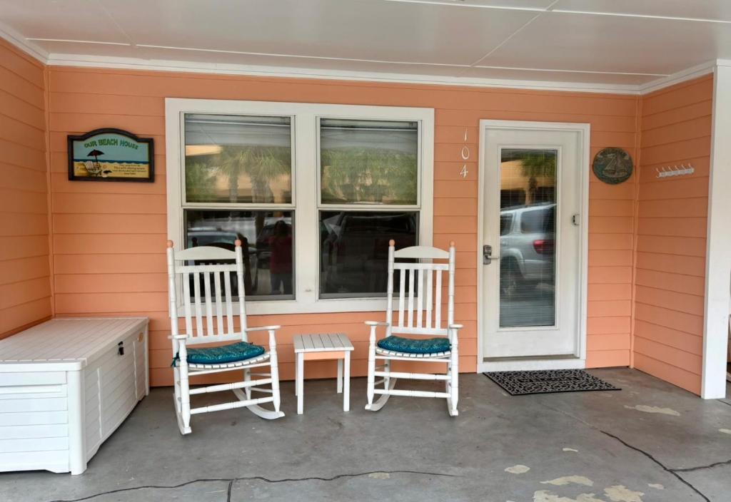 dos sillas sentadas en el porche delantero de una casa en Peachy Palm, en Panama City Beach