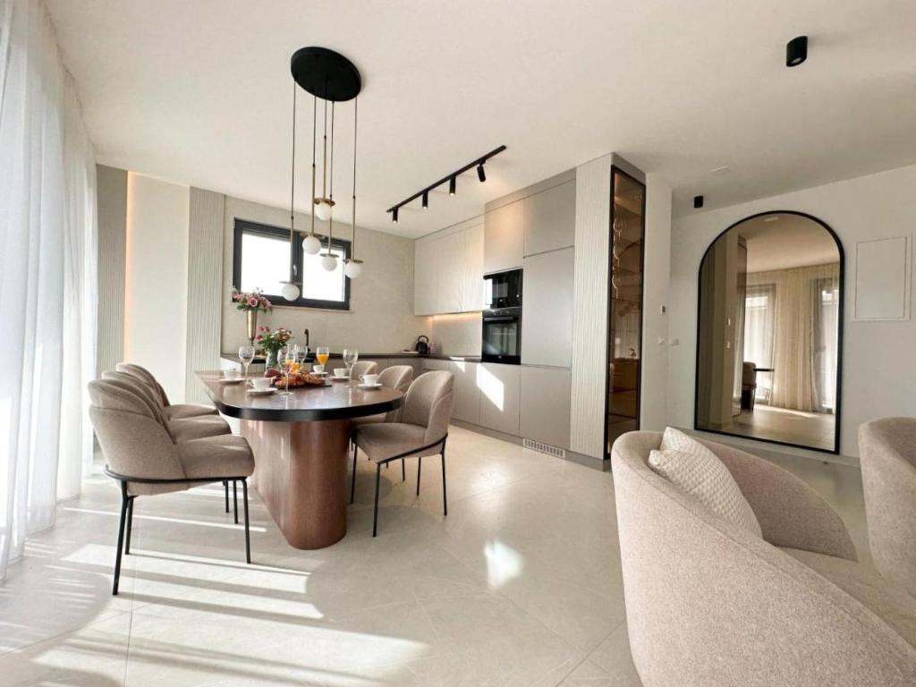 Three-Bedroom Penthouse with Infinity Pool The Skyview Penthouse - S4 ...
