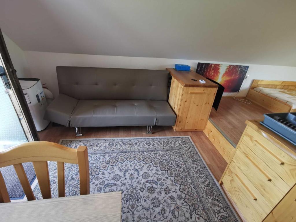 Posezení v ubytování Visnja Gora Meadow Hideaway with Terrace - One Bedroom Cottage with Terrace