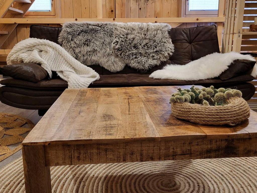 Posezení v ubytování Echo Valley Hillside Holiday Home with Sauna - Two Bedroom Holiday Home with Sauna