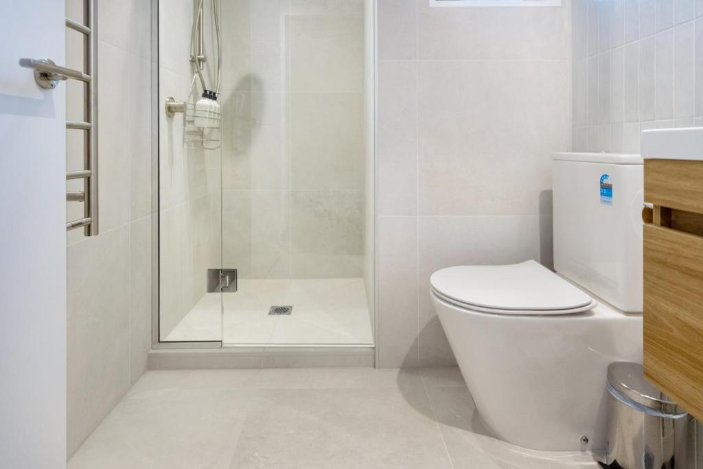 The Nest - Modern Studio Retreat with Parking - Resim 8