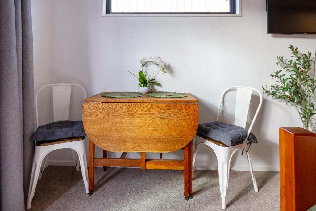 The Nest - Modern Studio Retreat with Parking - Resim 10