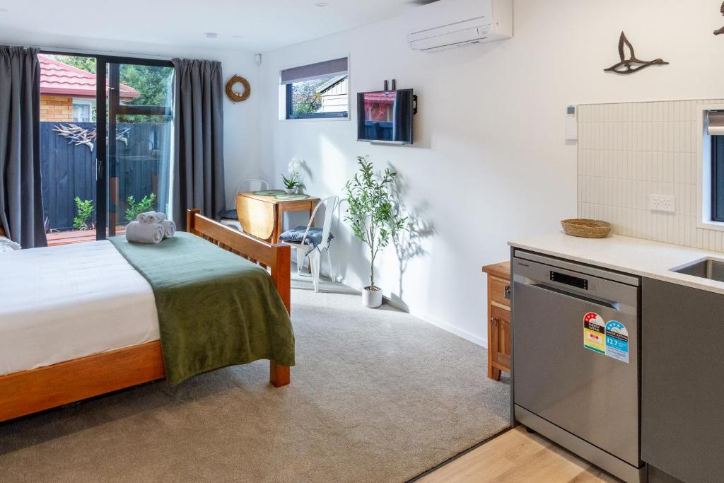 The Nest - Modern Studio Retreat with Parking - Resim 17