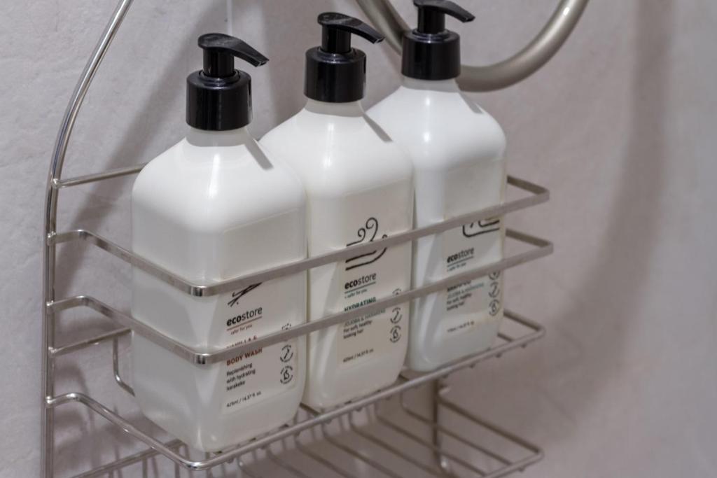 The Nest - Modern Studio Retreat with Parking - Resim 18