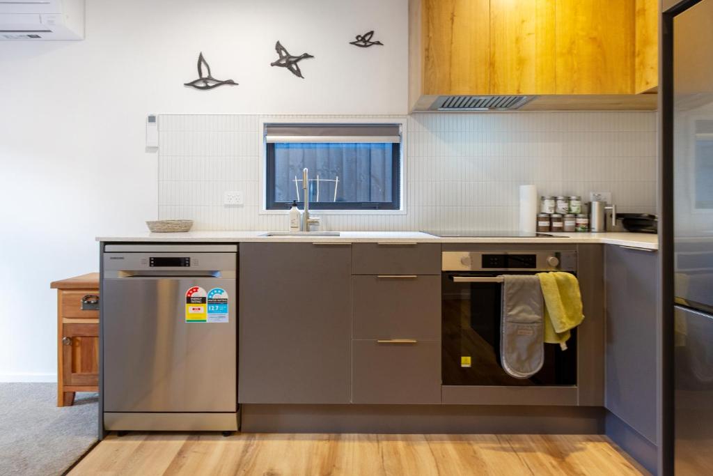 The Nest - Modern Studio Retreat with Parking - Resim 28