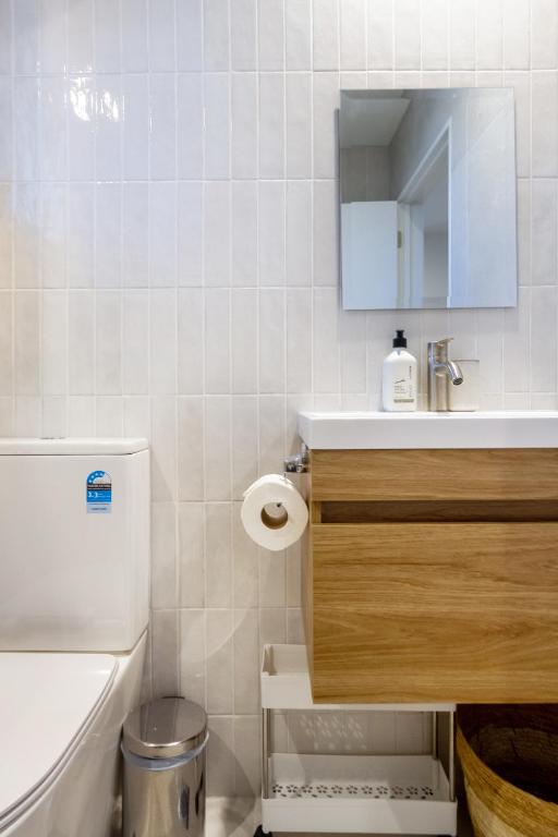 The Nest - Modern Studio Retreat with Parking - Resim 31