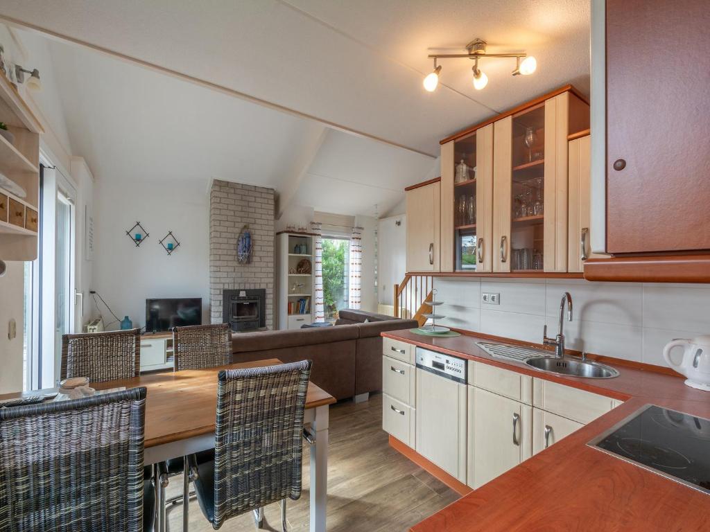 Kuchyň nebo kuchyňský kout v ubytování Lovely holiday home in Julianadorp