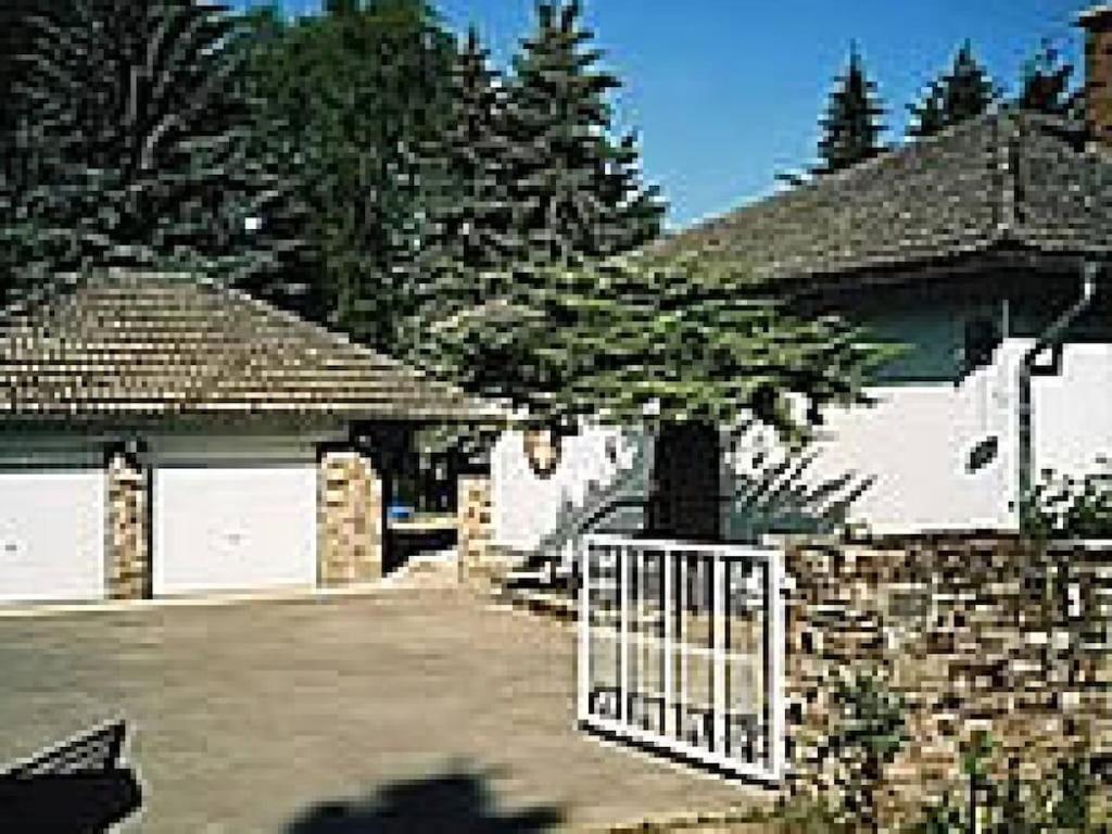 a house with a gate in front of a garage at Lense, with piano in Stephanshausen