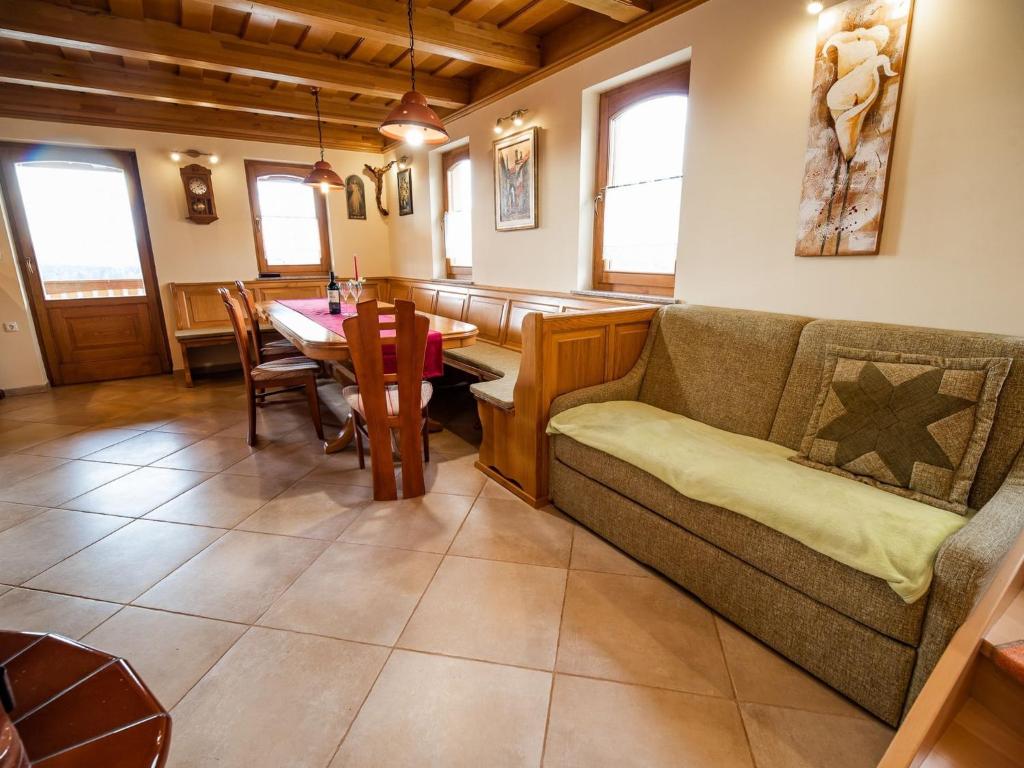 Posezení v ubytování Vivid Hillside Country House with Hot-Tub and Sauna - Two Bedroom Country House