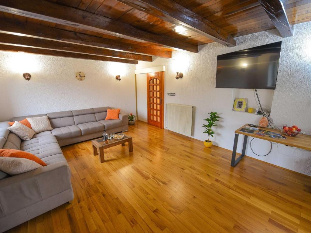 TV a/nebo společenská místnost v ubytování Cozy Luxe Holiday Home with Natural Thermal Bath - Seven Bedroom Holiday Home