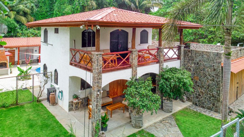 an aerial view of a house with a balcony at Mariposa Monarca in Esterillos