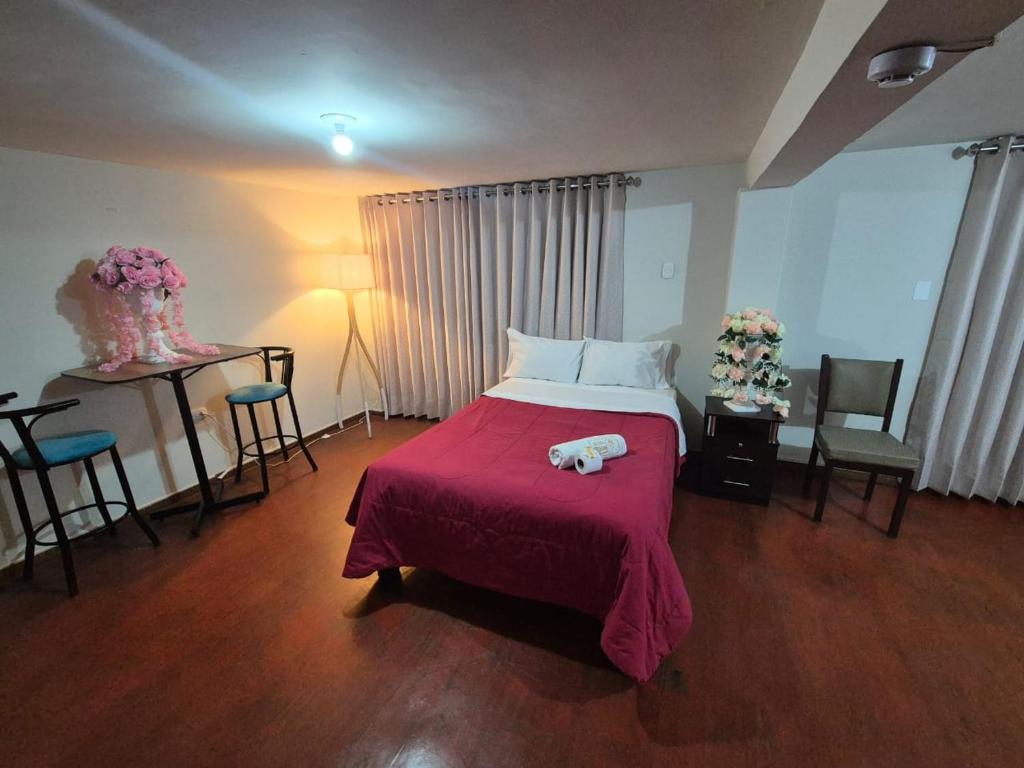 Un pat sau paturi într-o cameră la EGIPTO HOSTAL Sede Cerro Colorado