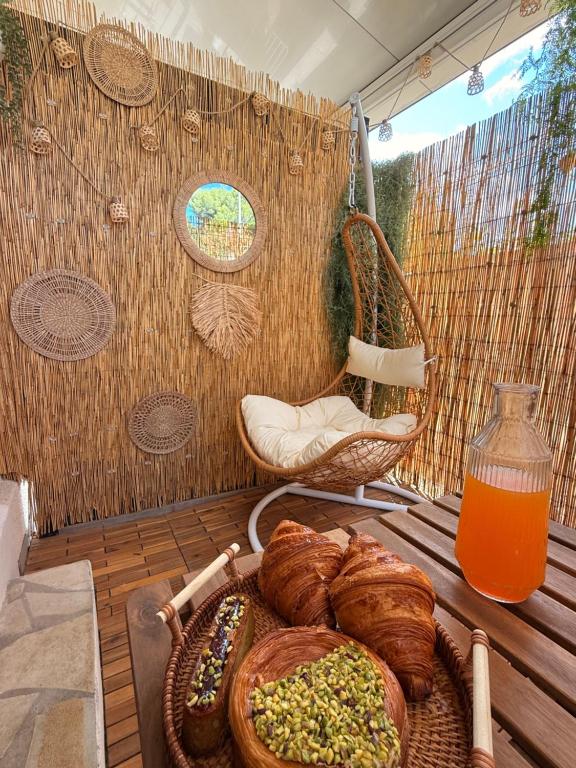 une table avec du pain et des viennoiseries et une carafe de jus d'orange dans l'établissement Chambre simple avec terrasse privée - Proche tram et centre - Cuisine et Salle de bain en partage, à Montpellier