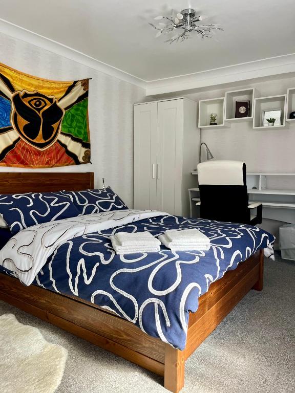 サウサンプトンにあるPrivate Flat in City Centre with Parkingのベッドと机のある寝室