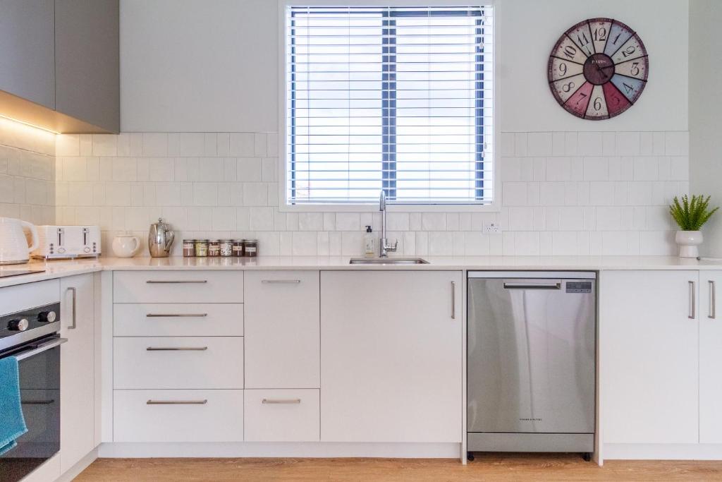 2BR Green Frame Views & Stadium Outlook plus Parking - Resim 17