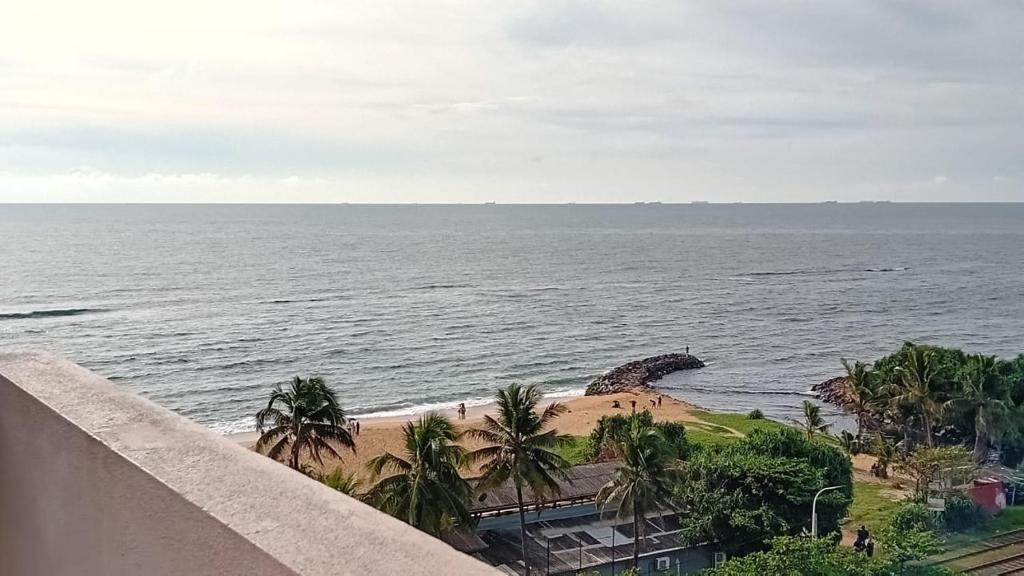una vista del océano desde un balcón en Canaan villa, en Dehiwala