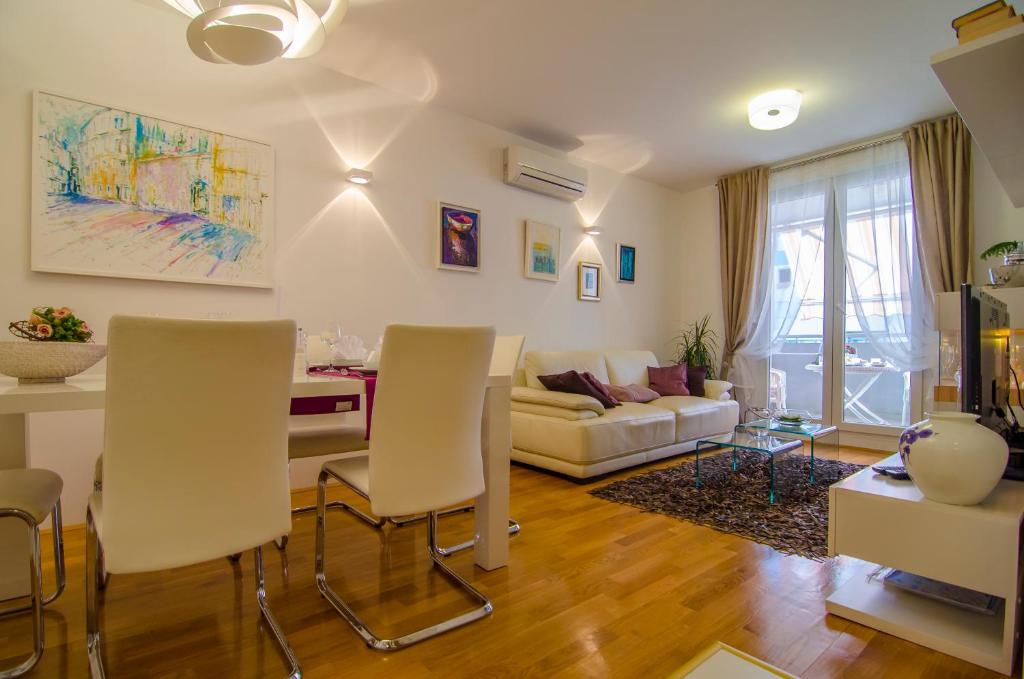 Posedenie v ubytovaní Harmony Apartment