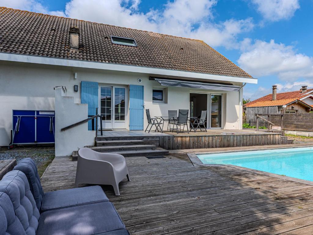 a villa with a swimming pool and a house at Biscarrosse: Maison 5 chambres avec piscine privée - FR-1-521-258 in Biscarrosse