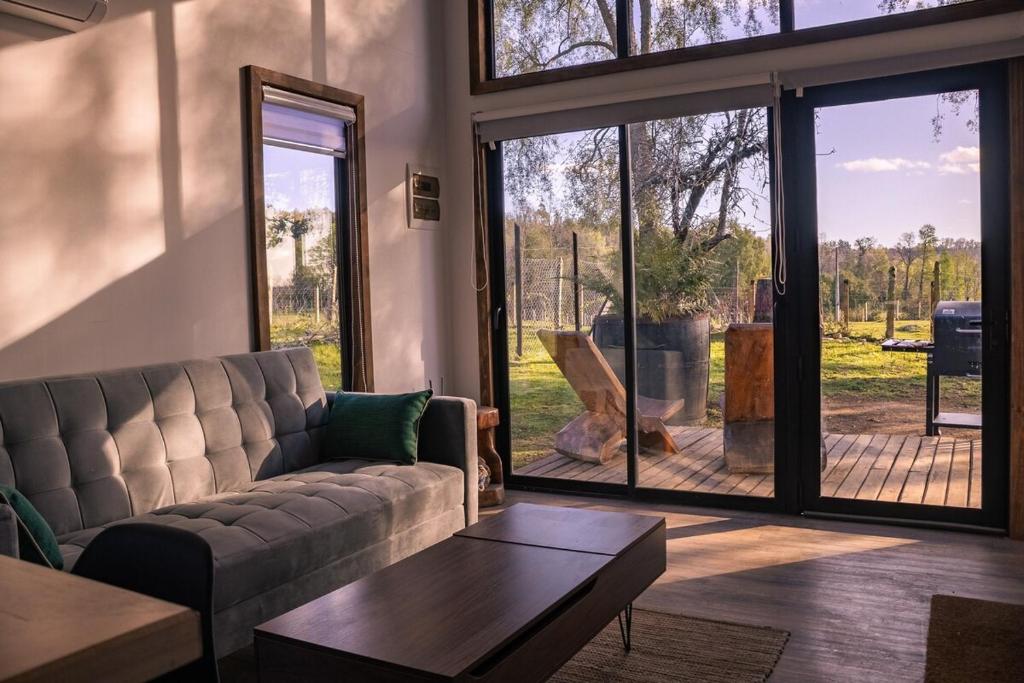 a living room with a couch and a table at Cabaña y Jacuzzi con hidromasaje 