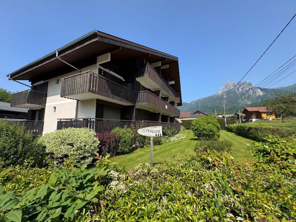 un bâtiment avec une enseigne devant lui dans l'établissement Appartement duplex à Bernex - 4 personnes, garage, près des pistes - FR-1-498-88, à Bernex