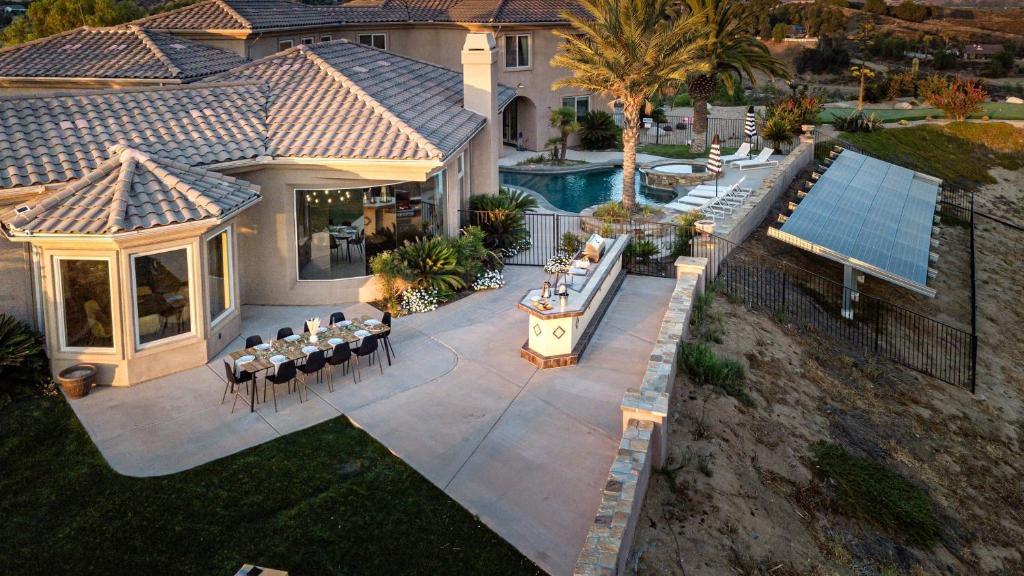 テメキュラにあるSangiovese By AvantStay Spectacular Estate w Pool Hot Tub Putting Greenのプール付きの家の航空写真