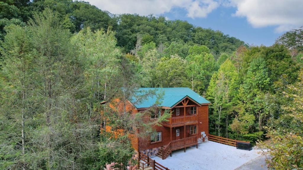 eine Draufsicht auf ein Haus im Wald in der Unterkunft Bluestem Bluebell by AvantStay Incredible Views w Large Balcony Indoor Pool in Sevierville