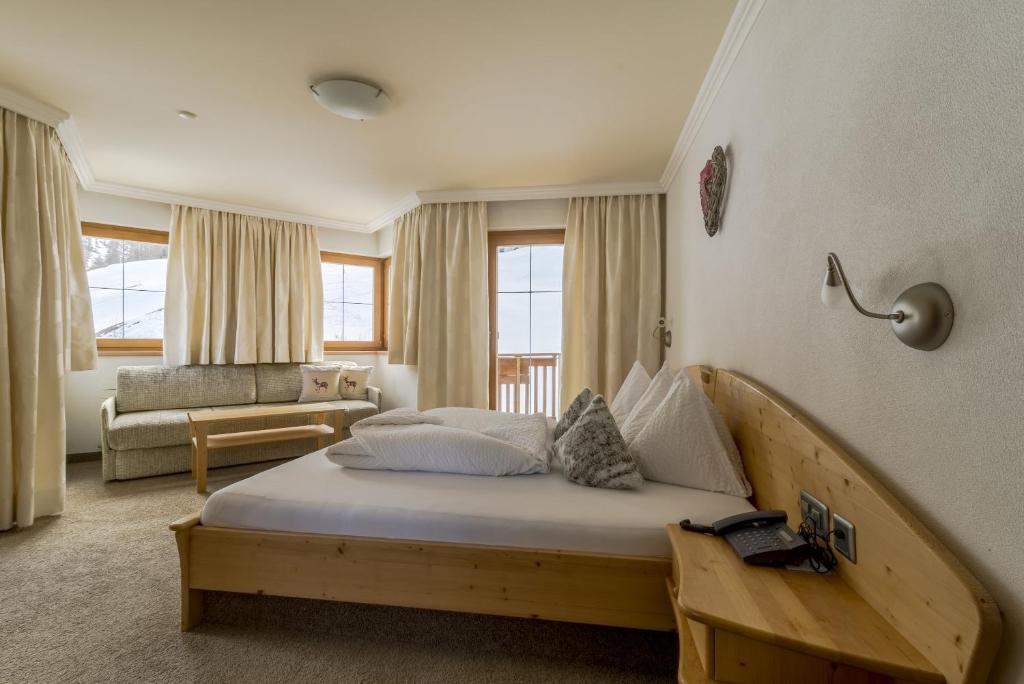 Postel nebo postele na pokoji v ubytování Hotel Garni Chasa Nova