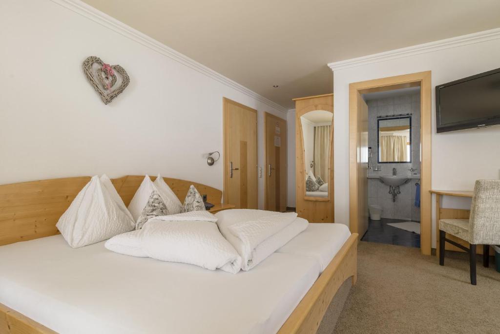 Postel nebo postele na pokoji v ubytování Hotel Garni Chasa Nova
