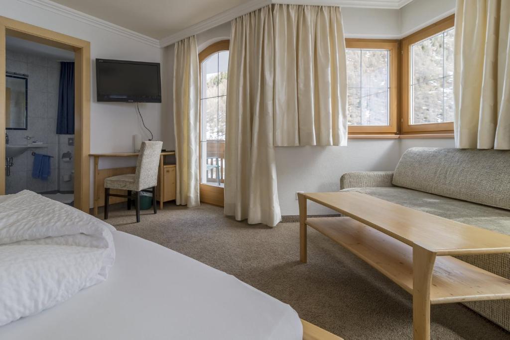 Postel nebo postele na pokoji v ubytování Hotel Garni Chasa Nova