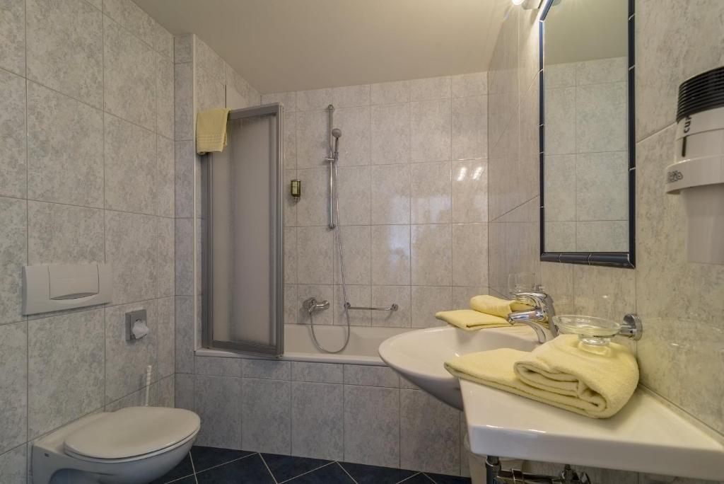 Koupelna v ubytování Hotel Garni Chasa Nova