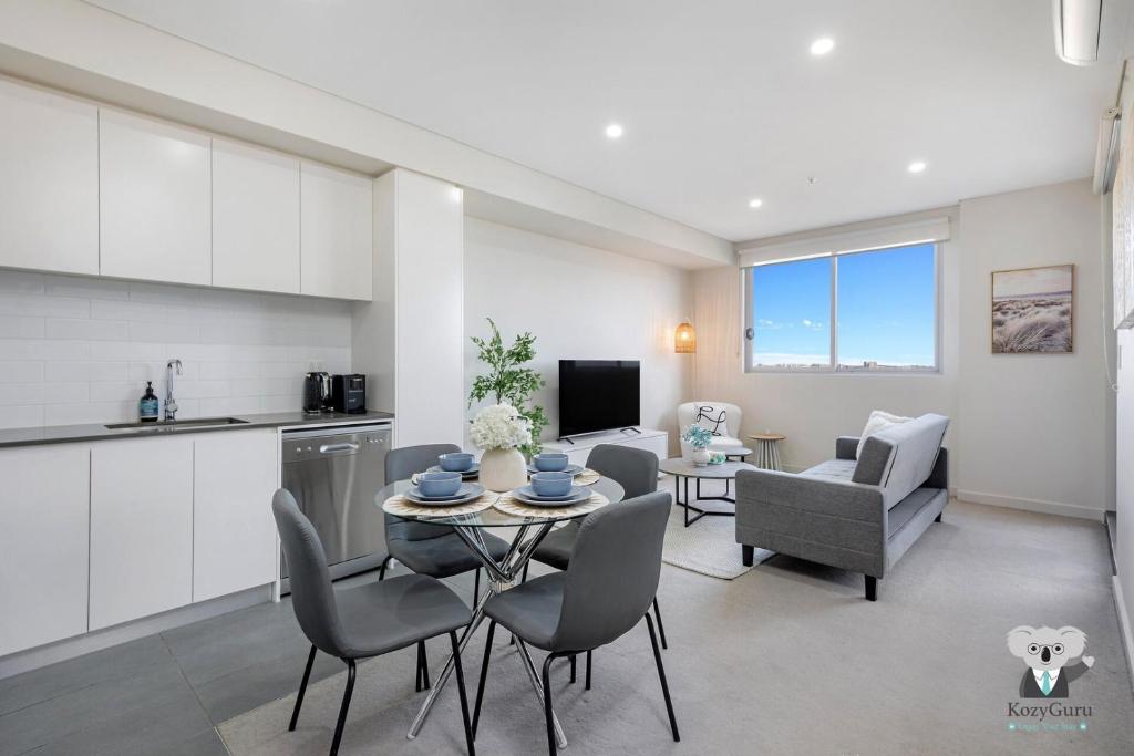 Η κουζίνα ή μικρή κουζίνα στο KozyGuru | Merrylands | Balcony Chic with Parking