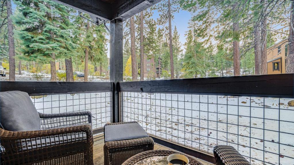 una veranda schermata con 2 sedie e un tavolo di Arroyo by AvantStay Peaceful Mountain Townhouse w Large Private Balcony a Kingswood Estates