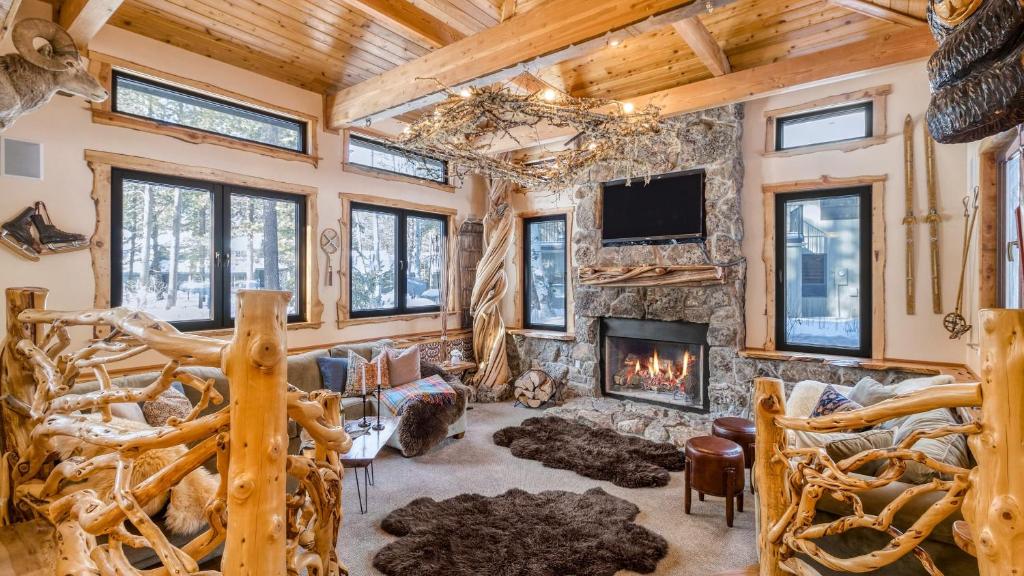 soggiorno con camino e legna di Base Camp by AvantStay Magical Cabin w Sauna Hot Tub Close to Snow Golf a Sunriver