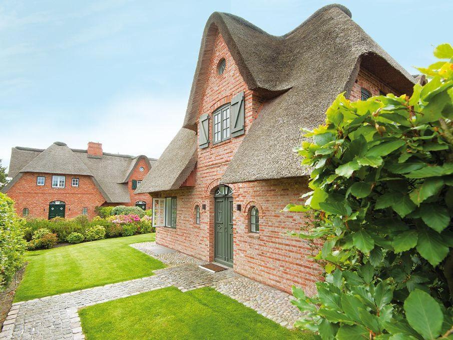 una grande casa in mattoni con tetto di paglia di Jolenhues a Kampen