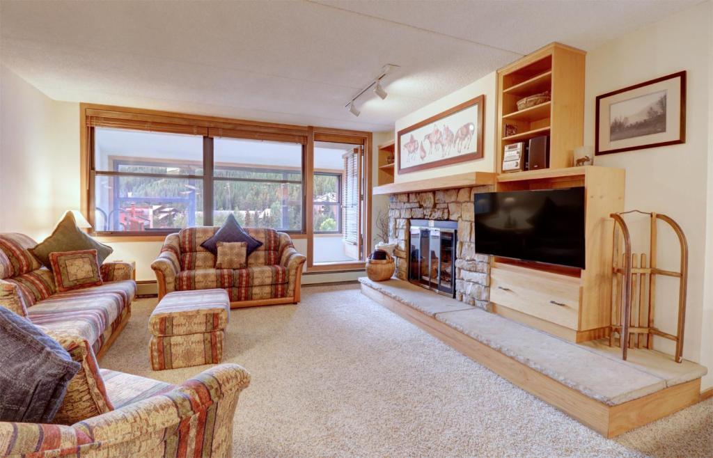 Una sala de estar con chimenea y televisión. en VS453 Village Square 1 Br 1 Ba condo, en Wheeler Junction