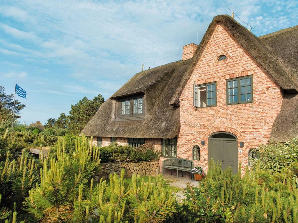 una casa con tetto di paglia di Kuckucksnest a Kampen