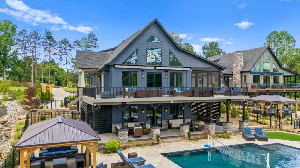 widok z lotu ptaka na dom z basenem w obiekcie Blue Heron by AvantStay Lakefront Dock Pool Theater Sleeps 22 w mieście Lake Norman of Catawba