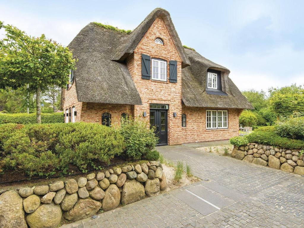 una grande casa in mattoni con un muro di pietra di Hygge-Hues a Kampen