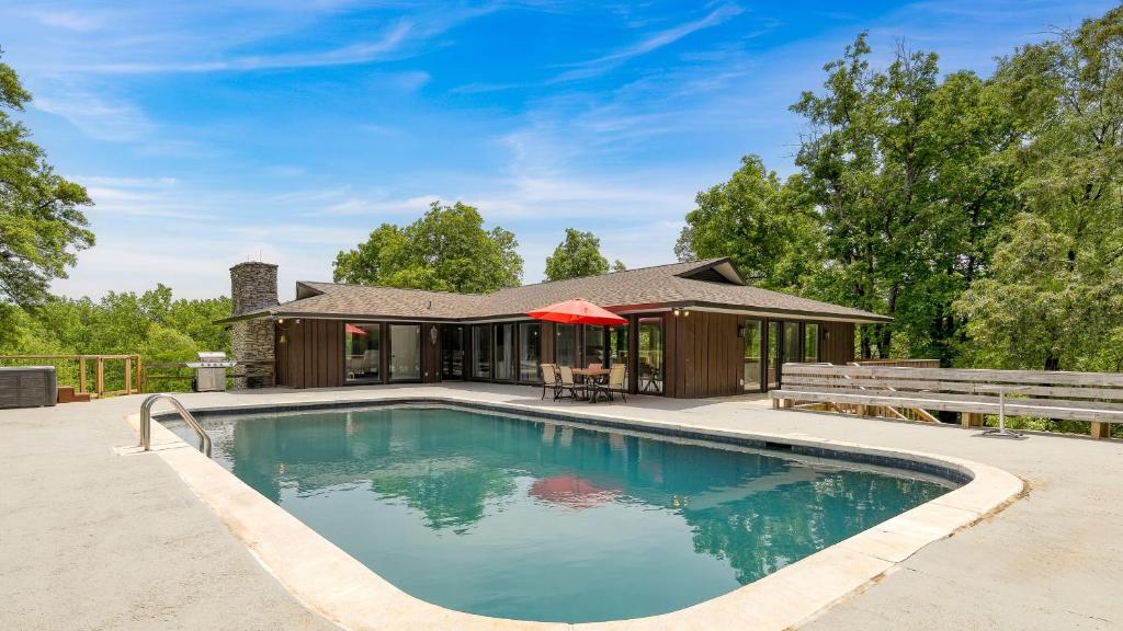 Jefferson CityにあるAmber Escape by AvantStay 3 Unique Spaces Poolの家の前のプール