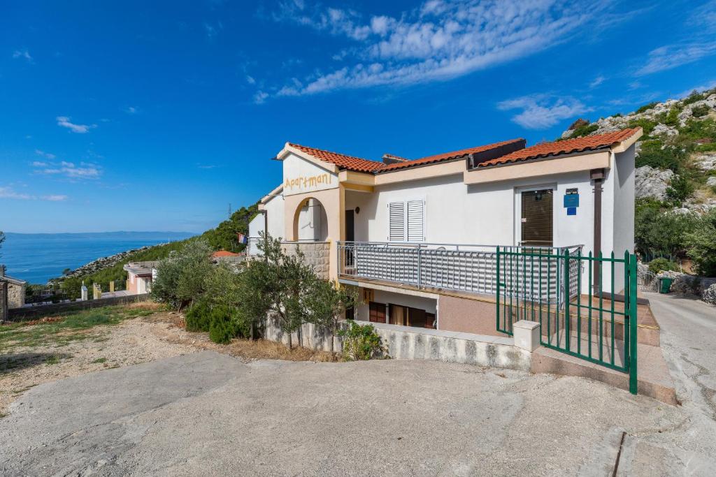 Apartments with parking space Makarska - 24464