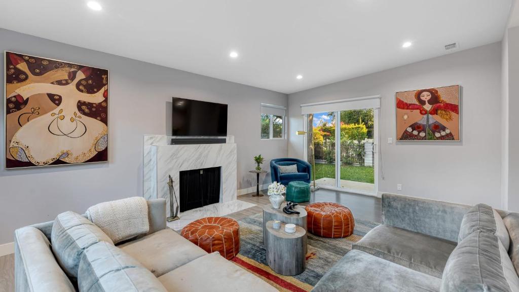 a living room with a couch and a fireplace at Fulton I by AvantStay Modern Haven in Downtown in Los Angeles