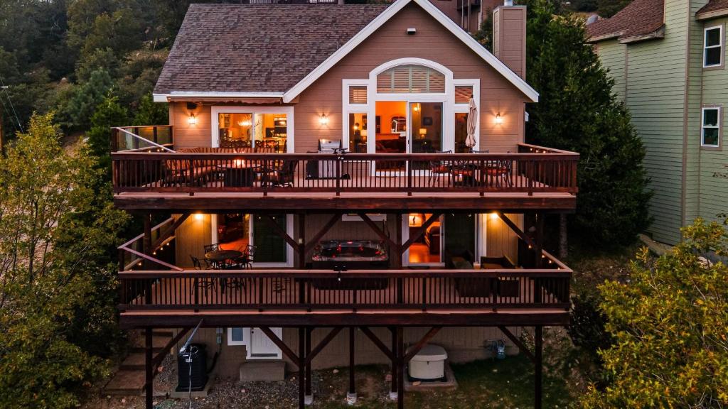 eine Luftansicht eines Hauses mit einer großen Terrasse in der Unterkunft Hot Tub Fire Pit Game Room Amazing Deck Views Sky Canyon Lodge by AvantStay in Blue Jay