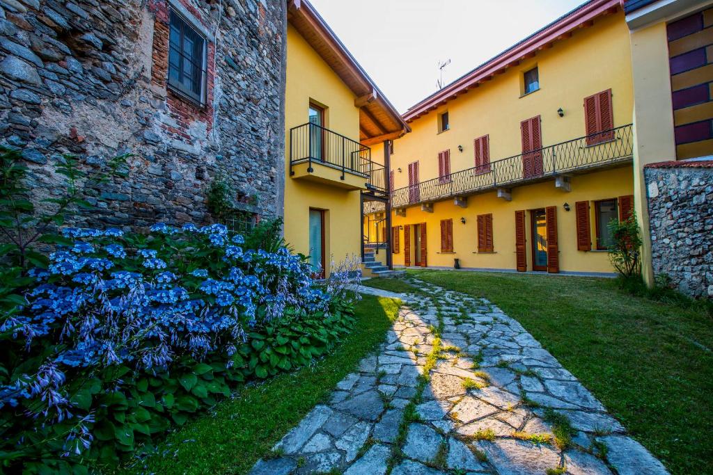 a cobblestone path in front of a building at Villa Pizzen Longhi in Invorio Inferiore