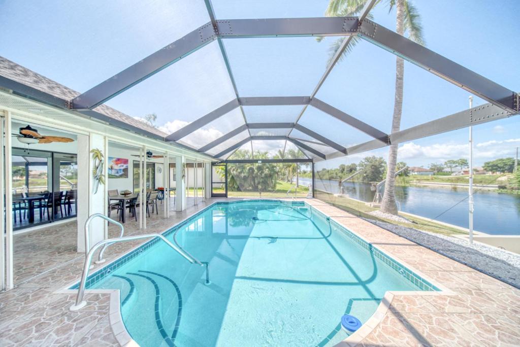 Piscina de la sau aproape de Paradise in Cape w Heated Pool and Gulf Access