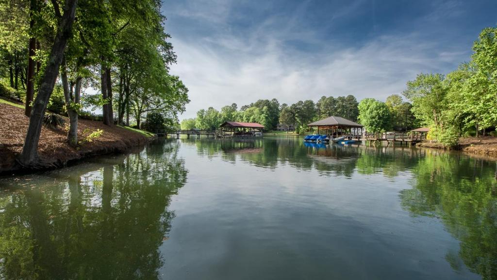 Un río con algunos barcos en el agua en Lakeside Landing by AvantStay Private Dock, en Mooresville