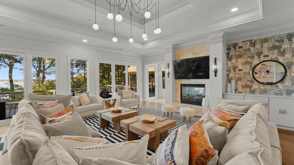 TV a/nebo společenská místnost v ubytování Modern Masterpiece by AvantStay Waterfront Private Dock