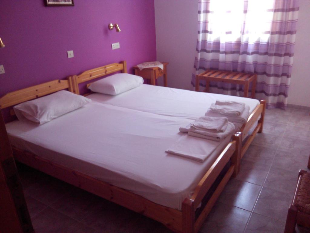 Postel nebo postele na pokoji v ubytování Liossis Rooms & Apartments