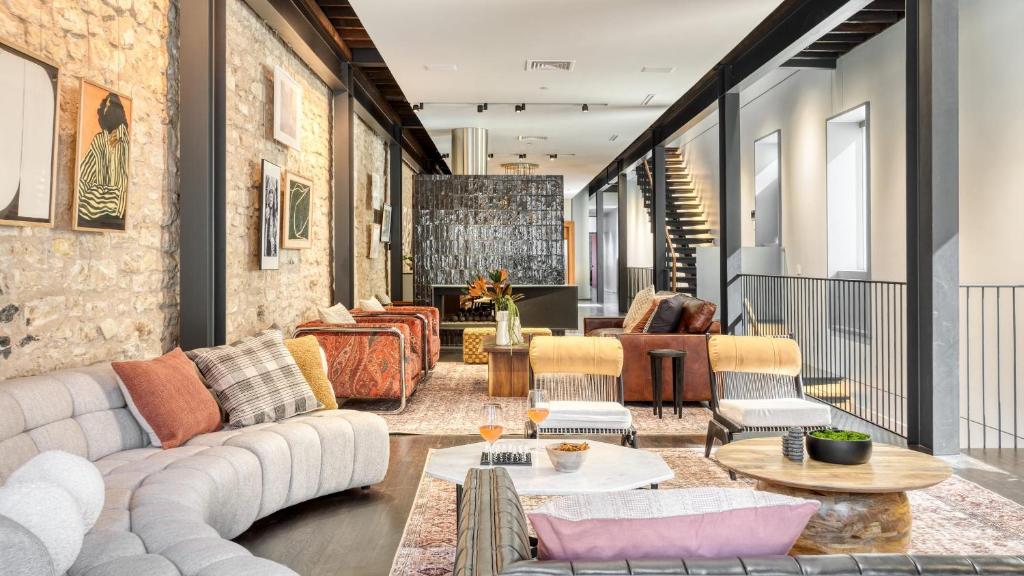 una sala de estar con sofás y mesas. en Paramount Place by AvantStay 4 Story Apartment in Heart of Austin w Movie Theatre, en Austin